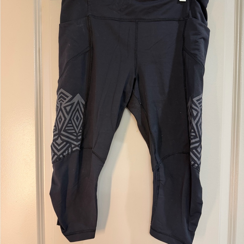 lululemon athletica Black Cropped Leggings with Gray Geometric Pattern Size 8